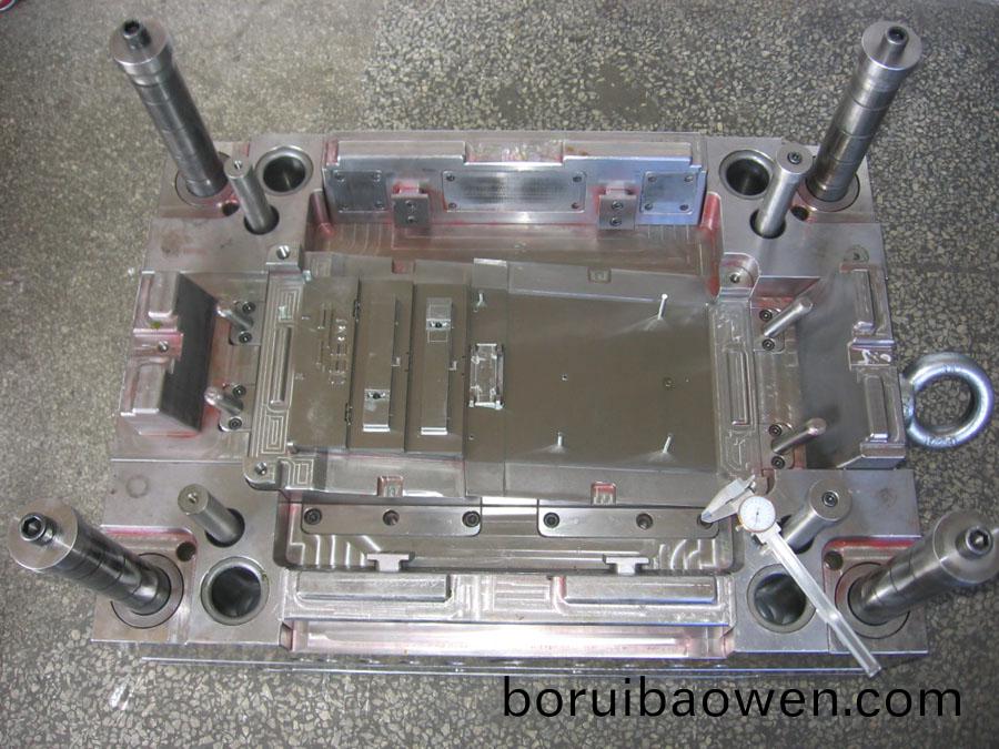 註(zhu)塑糢具(ju)分型(xing)麵(mian)設寘(zhi)等高(gao)墊(dian)塊(kuai),間隙(xi)排氣